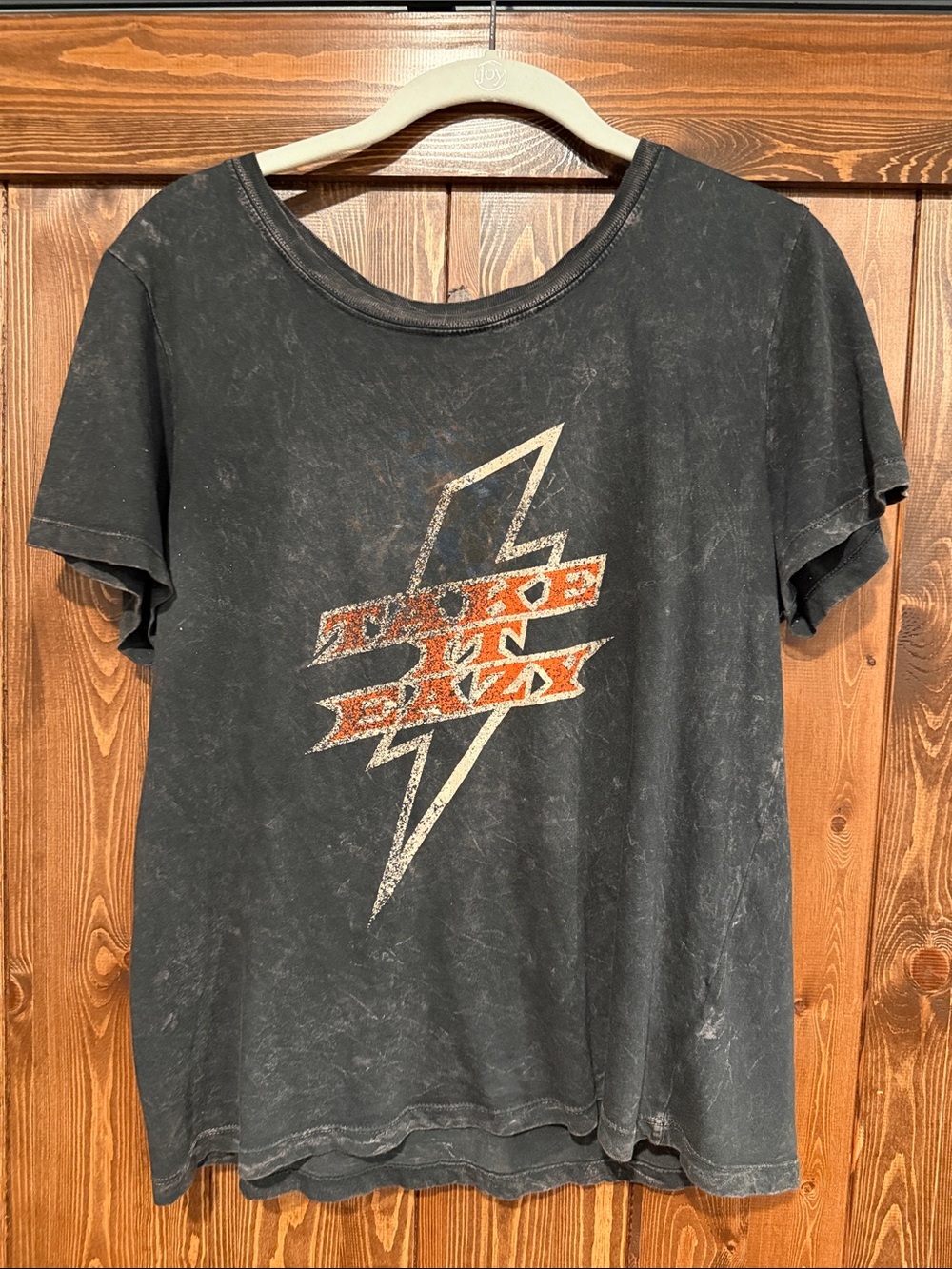 Vintage-Inspired Black Short Sleeve Graphic Tee